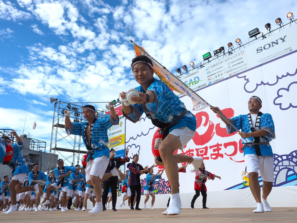 舞台狭しと