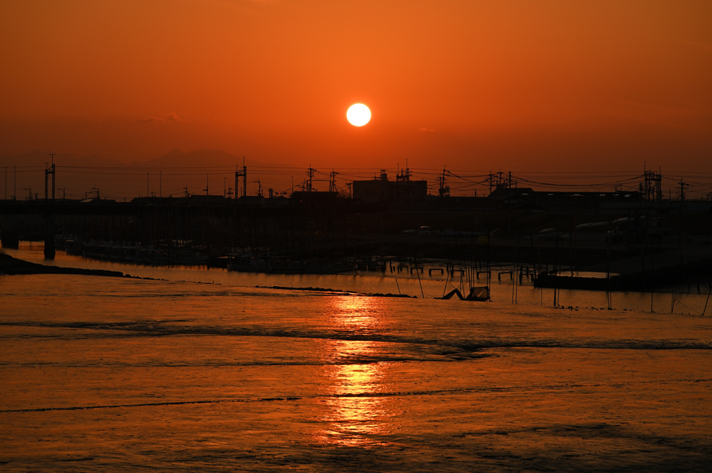 夕暮れの漁港