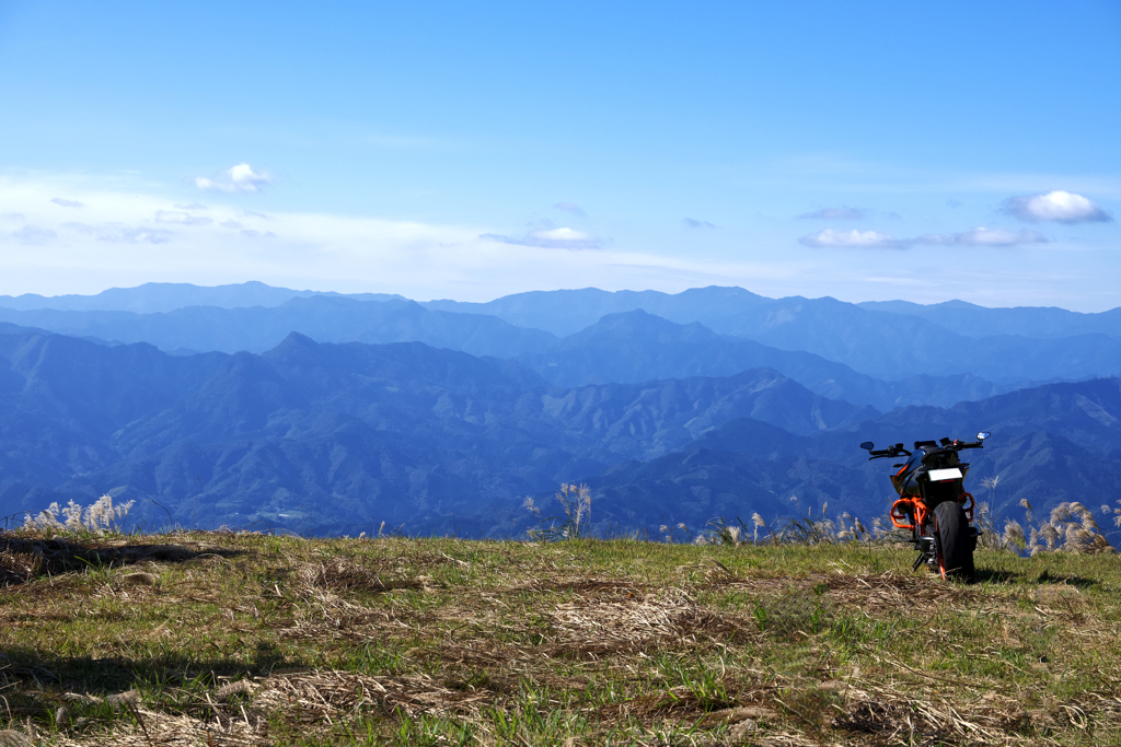 快晴の四季見原を流れるのどかな時間