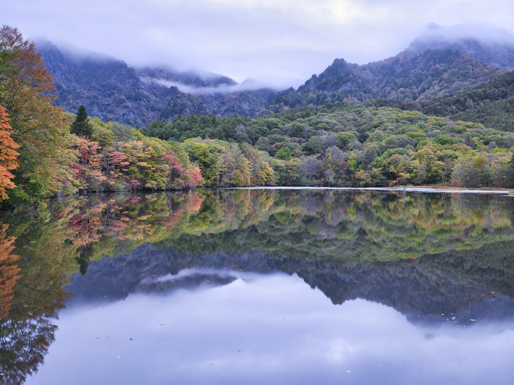 早朝の鏡池