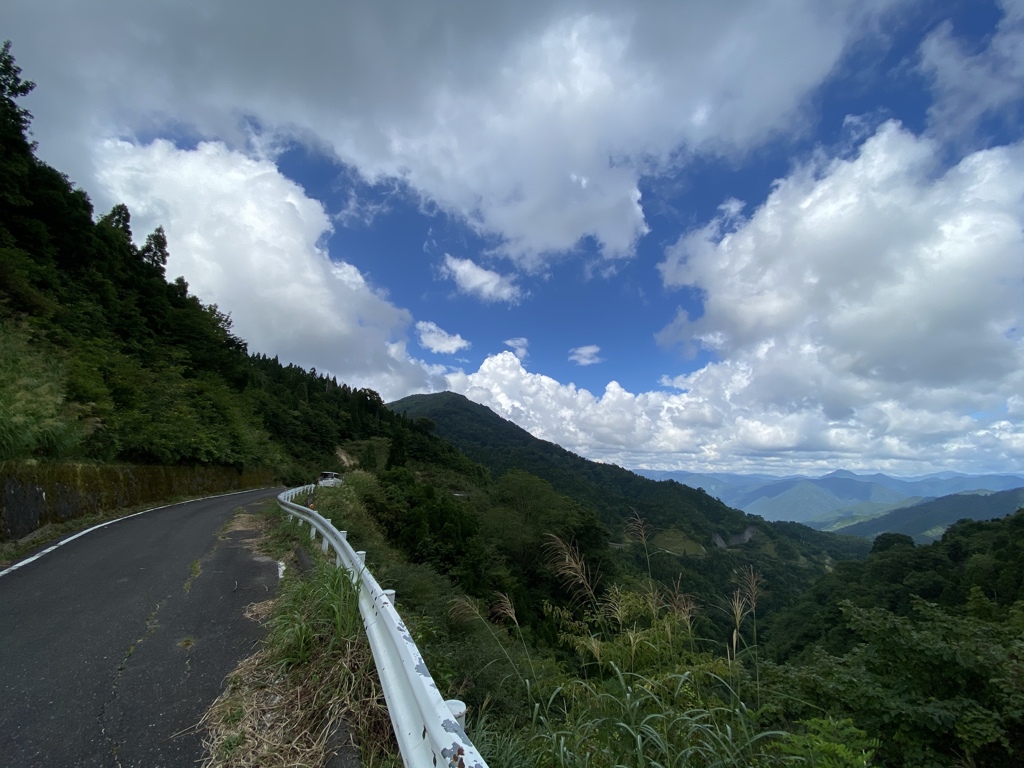 鳥越峠（金糞岳）背中は滋賀県、目の前は岐阜県。