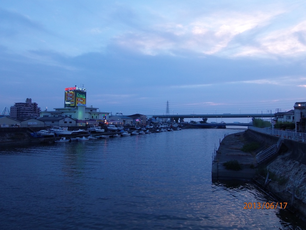 堺港に続く川。