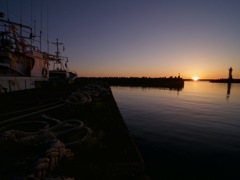 船と灯台と夕日