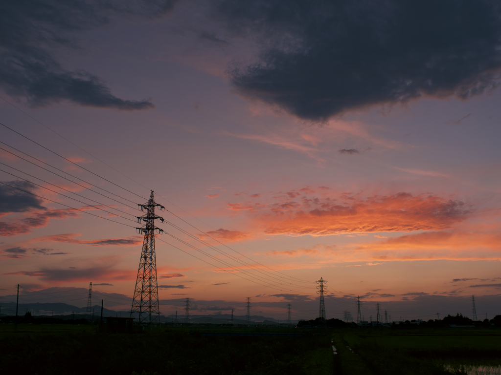 梅雨の晴れ間の夕日と送電鉄塔2