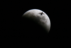 皆既月食撮影中　飛行機が通過