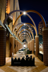 夜のベンチに差す光