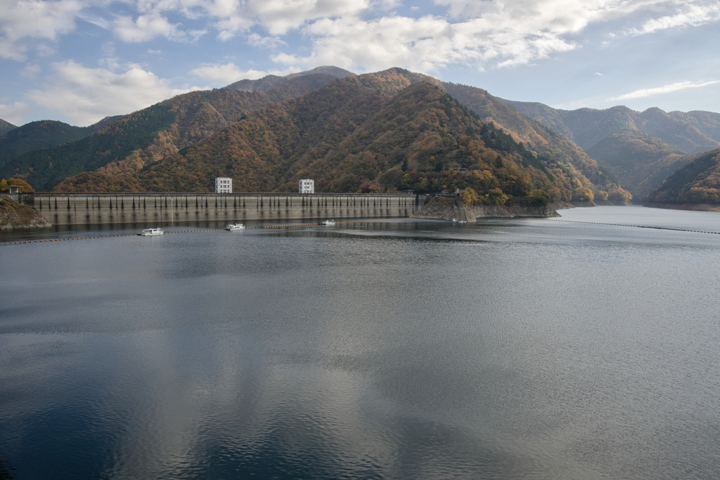 色付く奥多摩湖周辺