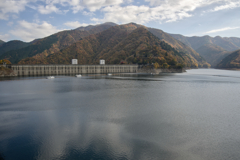 色付く奥多摩湖周辺