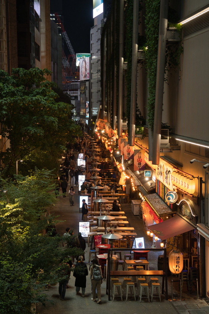 路地裏の賑わいはこれから