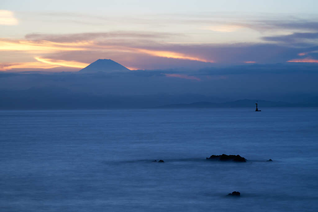 荒崎公園から見た夏の富士山の夕やけ