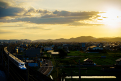夕暮れの岡山市街をゆく山陽新幹線②