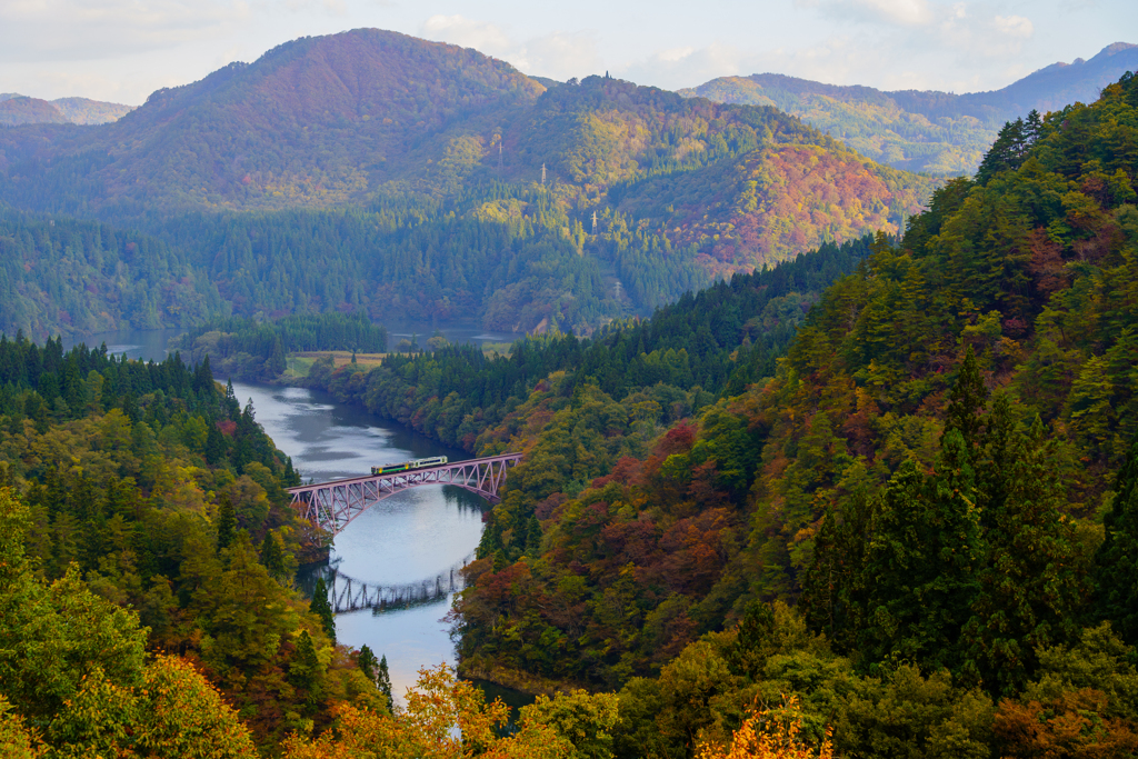 秋深まってきた早朝の第一只見川橋梁