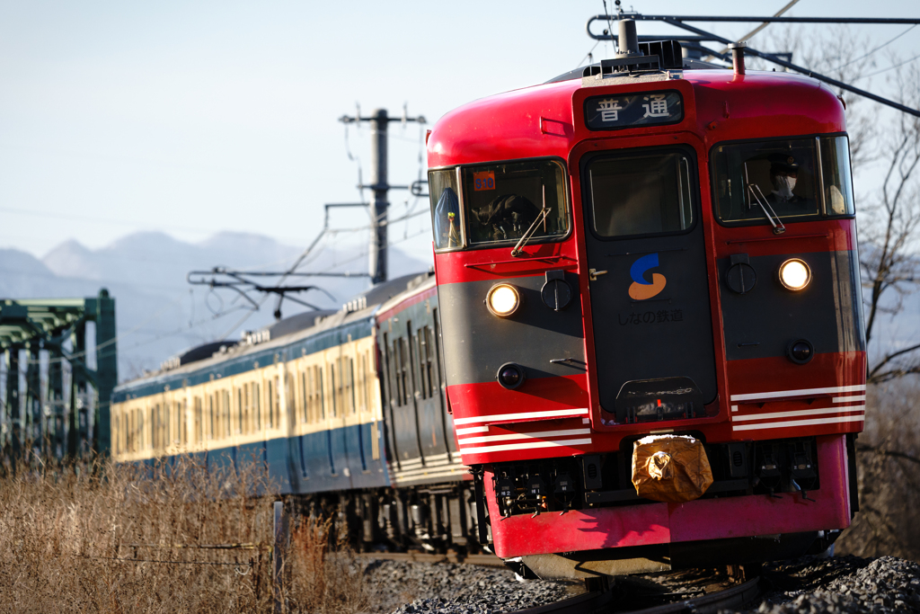早朝のしな鉄115系6連