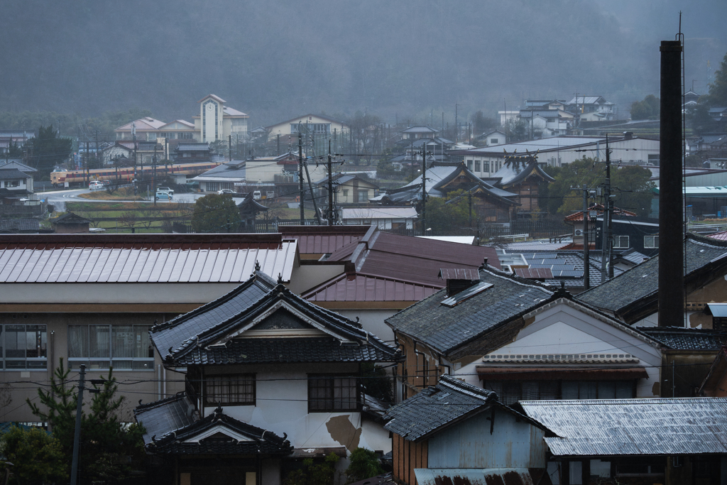 雨降る備中川面の街をゆく国鉄色やくも①