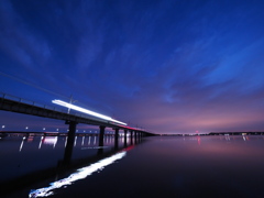 夕刻過ぎた北浦橋梁と夜へと進む列車