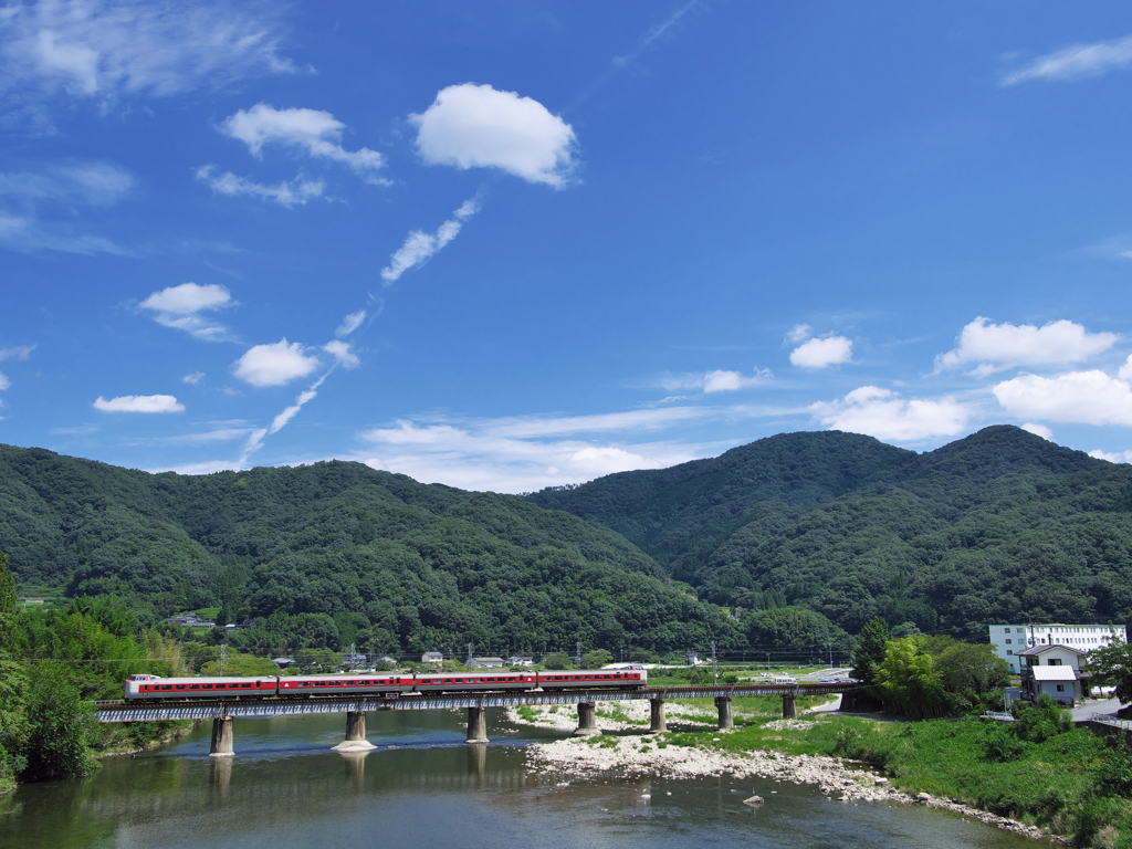 川面と空の境界線は夏色に彩られた山々
