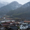 雨降る備中川面の街をゆく国鉄色やくも②