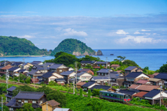 朝の東浜と山陰の家々