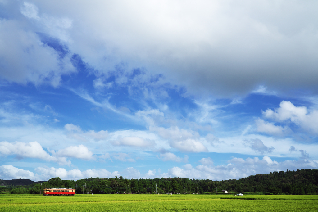大きな雲と小さな列車