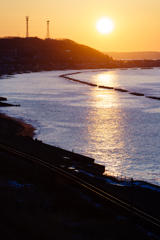 厚岸湾の日の出と光る花咲線の鉄路