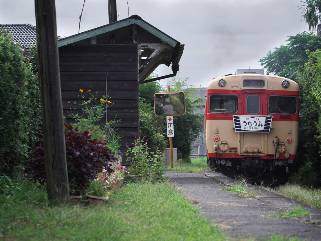 素朴な木造駅舎と