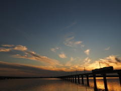 広がる夕焼けと列車に思いを馳せて