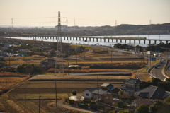 鹿嶋の町を渡る豪華列車