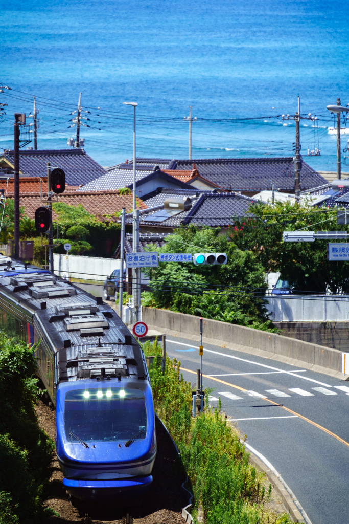 暑さ止まぬ山陰を走るスーパーはくと①