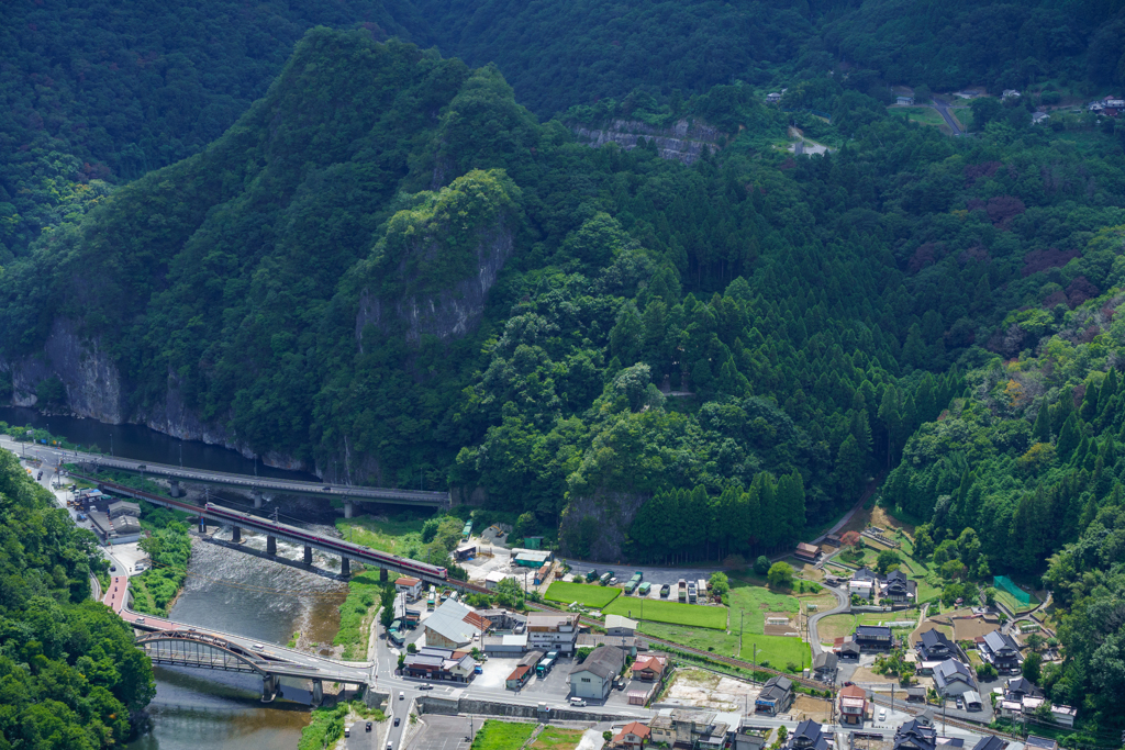 真夏の井倉峡谷をゆく381系やくも①