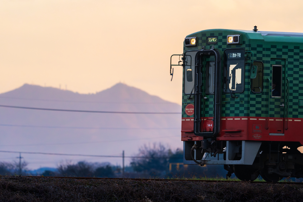 夕時の筑波山と