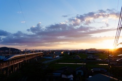 夕暮れの岡山市街をゆく山陽新幹線③