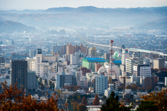 朝靄かかる福島市街、北へ向かう新幹線がトップスピードで駆けていく