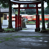 湿り気帯びた神社を列車の風で癒して