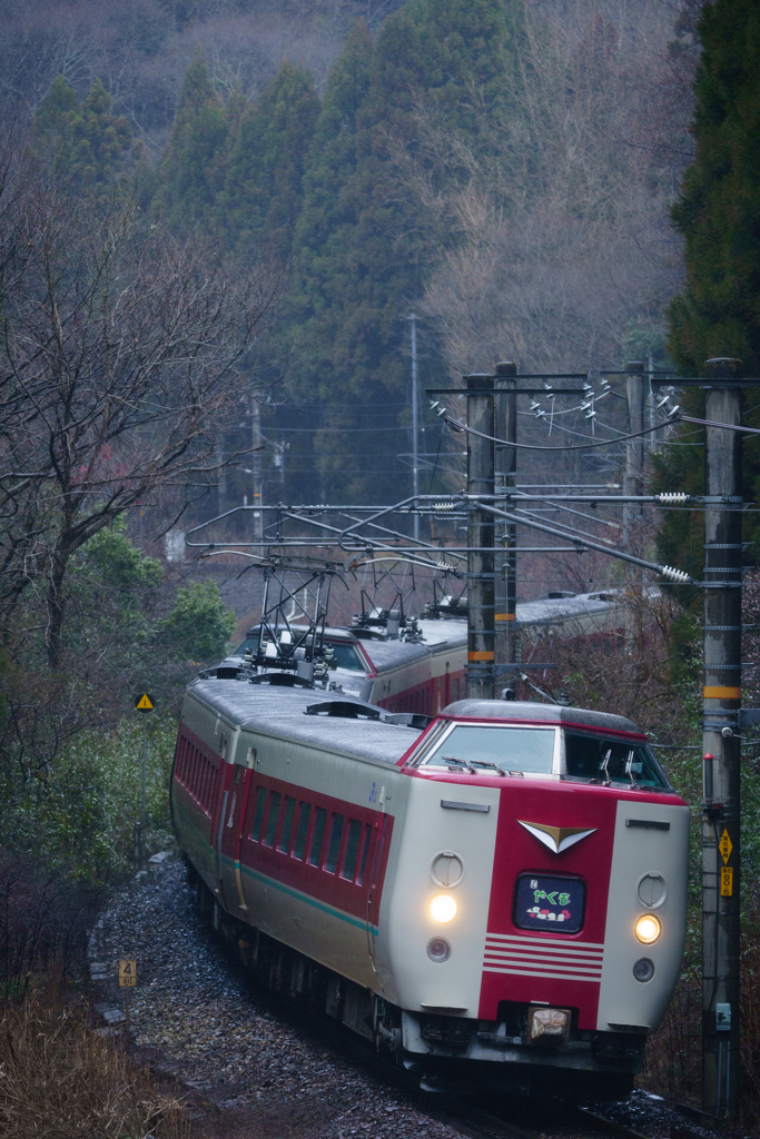 山深い岡山と鳥取の県境をかけてゆく