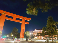 平安神宮と京都市京セラ美術館