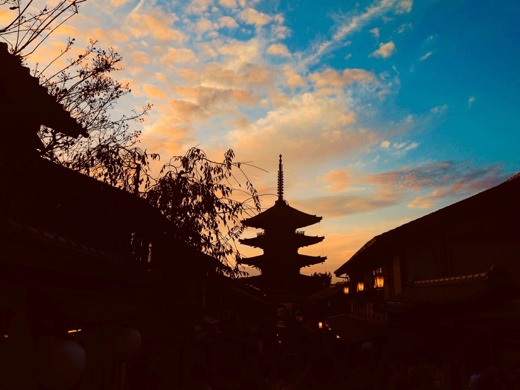 夕焼けの八坂の塔