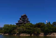 青空に浮かぶ広島城