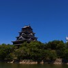 青空に浮かぶ広島城