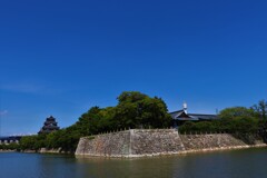 お堀に浮かぶ広島城