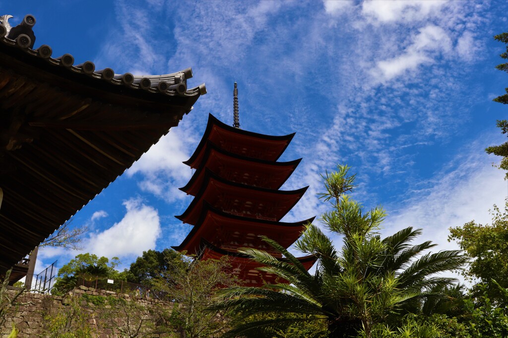 青空に浮かぶ五重塔