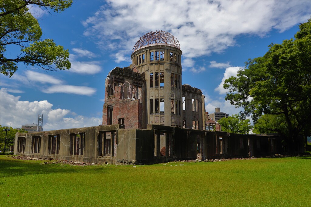 青空が広がる広島原爆ドーム
