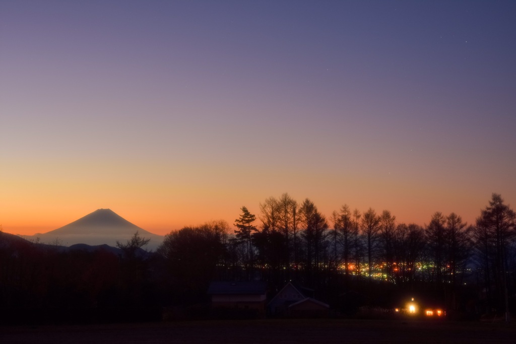 夜明けの富士と北杜の街