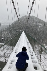 寒いし滑るし、怖い！　日本一の谷瀬の吊り橋