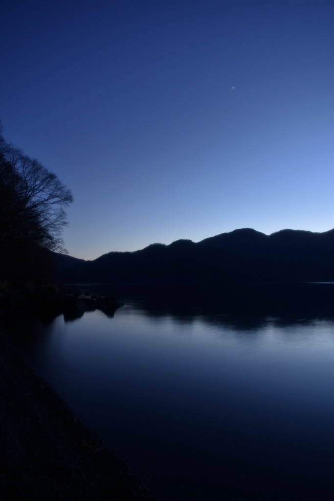 中禅寺湖の薄明に浮かぶ木星と土星