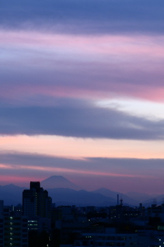 遠くの富士と　重なり合う雲