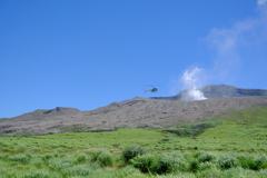 阿蘇山中岳とヘリ