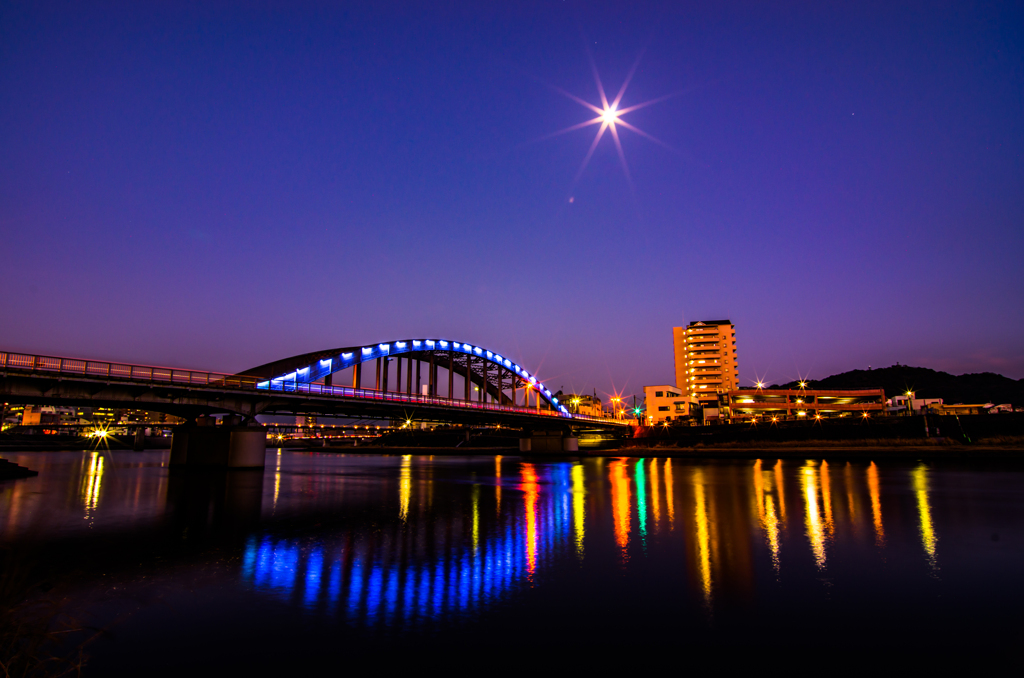 煌めく月と御成橋