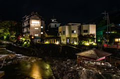 川の中の足湯