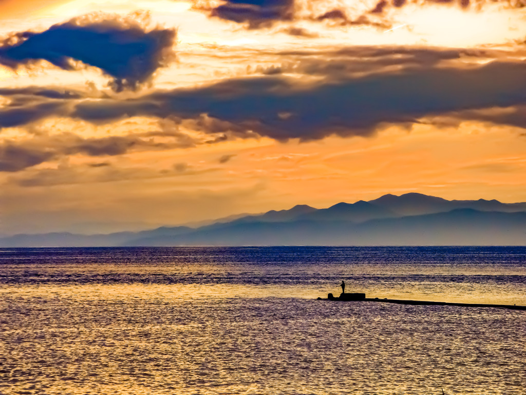 夕焼けと釣り人