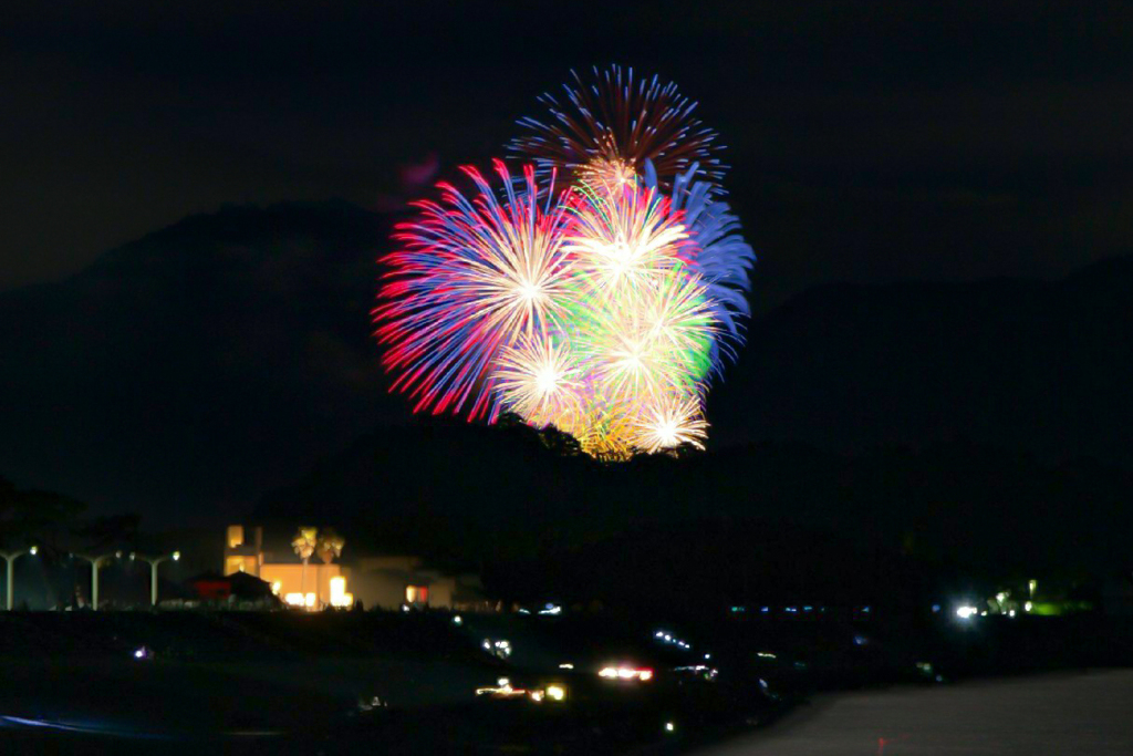 山の向こうの淡島の花火